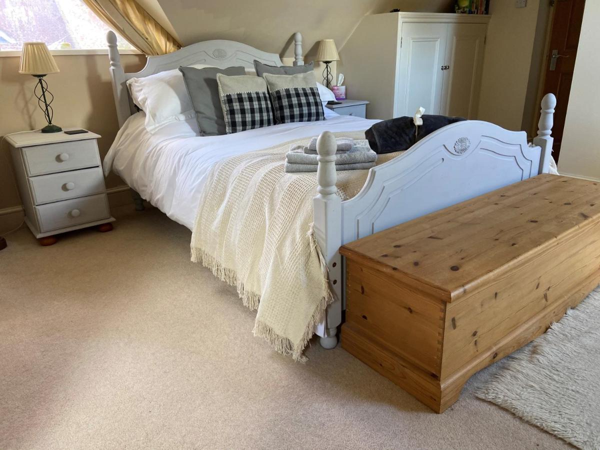 5 Charlton Mill Way B&B Chichester Bagian luar foto